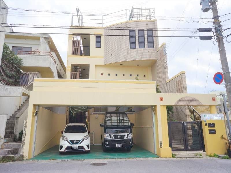 7LDK Multi-Generational House for Sale in Naha, Okinawa - Image 1