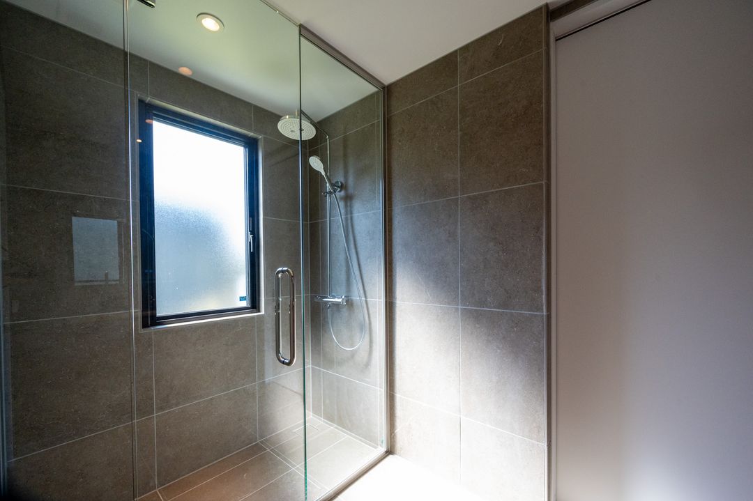 Modern 4-Bedroom Chalet in Niseko with Garage - Thumbnail 4