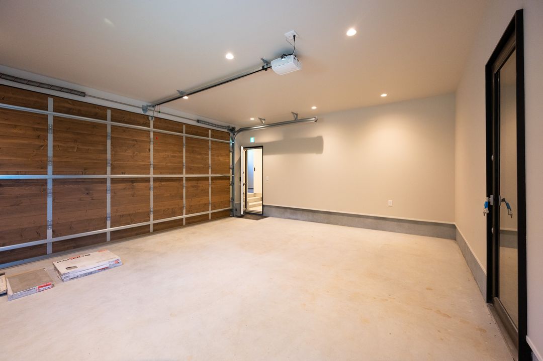 Modern 4-Bedroom Chalet in Niseko with Garage - Thumbnail 2