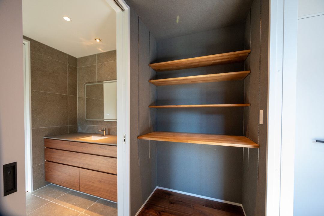 Modern 4-Bedroom Chalet in Niseko with Garage - Thumbnail 3