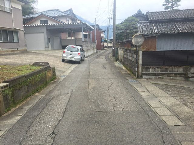 Large 716sqm Land Plot in Fukui City with Old House - Thumbnail 3
