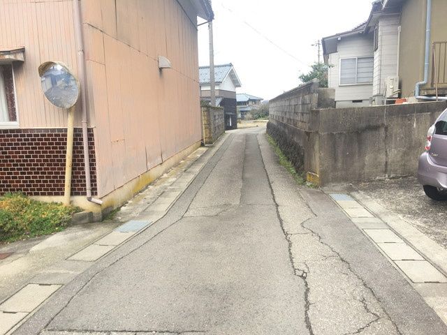 Large 716sqm Land Plot in Fukui City with Old House - Thumbnail 4