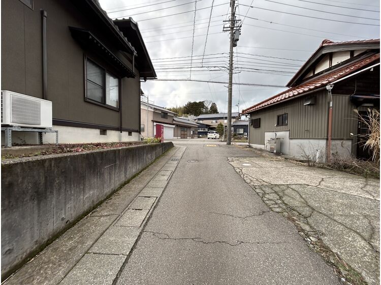 179.99 Tsubo Land Plot with Existing House in Kaga, Ishikawa - Thumbnail 3