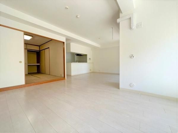 3LDK Condo in Kaizuka, Osaka | Costa Mira Nishikinohama - Thumbnail 2