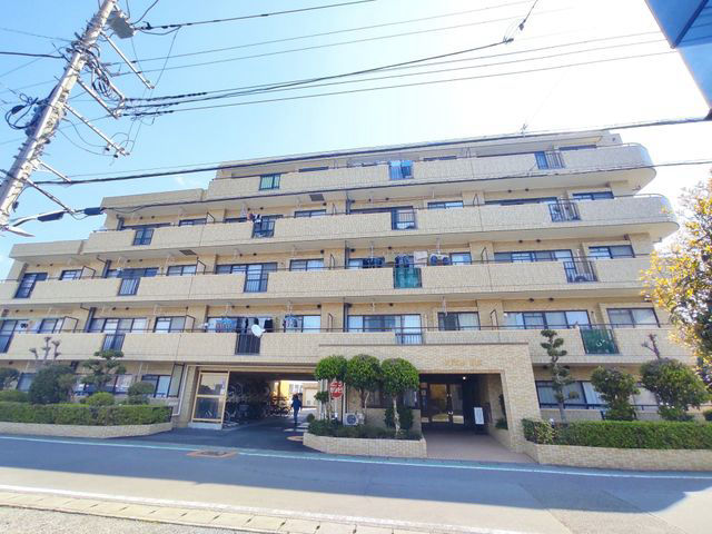 3LDK Apartment in Nagizumi-cho with Renovated Interiors - Thumbnail 3