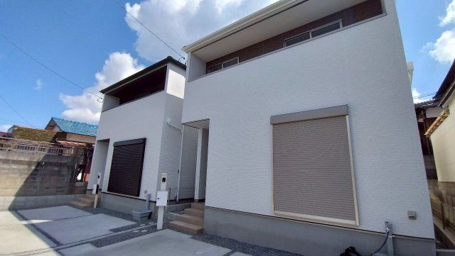 New 4LDK House in Kitakyushu with 2 Car Parking & Walk-in Closet - Thumbnail 2
