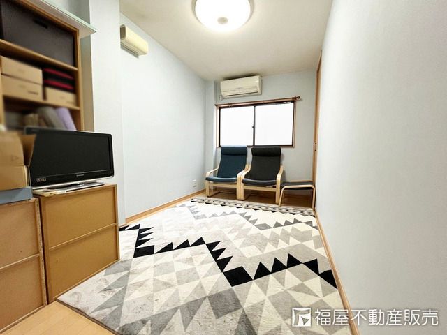 4LDK Steel House with Solar Panels in Osaka's Taisho Ward - Thumbnail 2