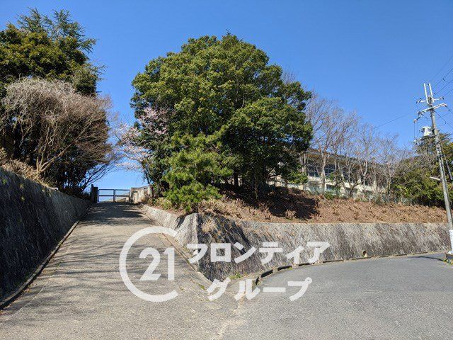Renovated 3LDK Apartment in Ikaruga, Nara | Top Floor with South Balcony - Thumbnail 3