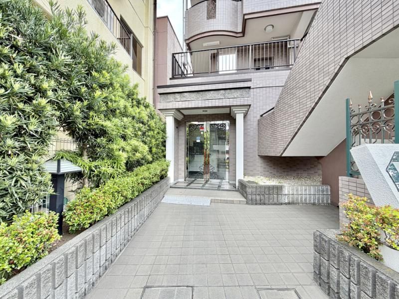 Renovated 3LDK Apartment for Sale in Koto City, Tokyo - Thumbnail 2