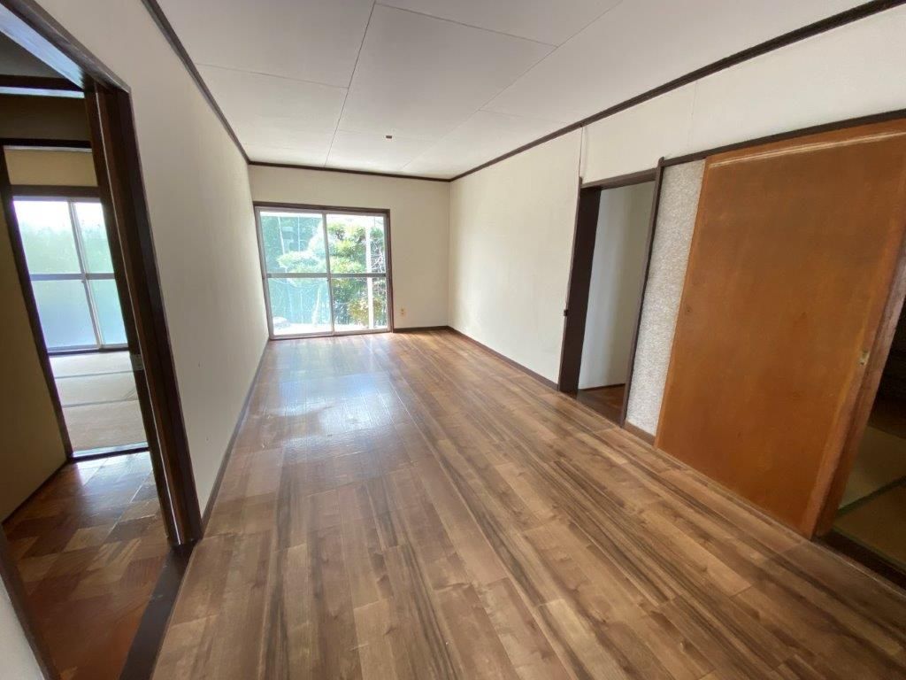 5LDK House in Kure City, Hiroshima with Garage and Garden - Thumbnail 3