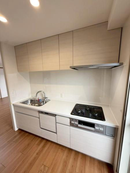 3LDK Apartment in Neyagawa City with South-Facing Balcony - Thumbnail 4