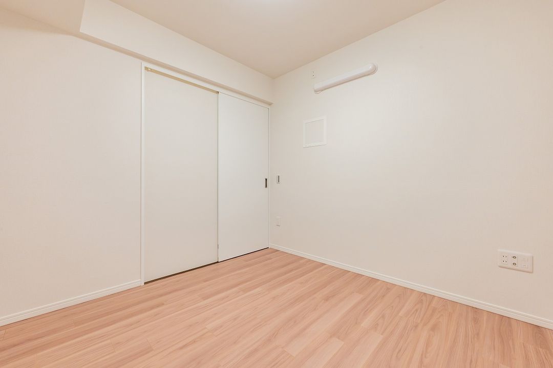 Renovated 2SLDK Apartment in Kawasaki's Rexcell Garden - Thumbnail 3