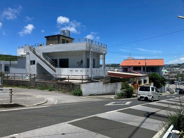 6LDK Family Home in Tomigusuku with 4 Parking Spaces - Thumbnail 2