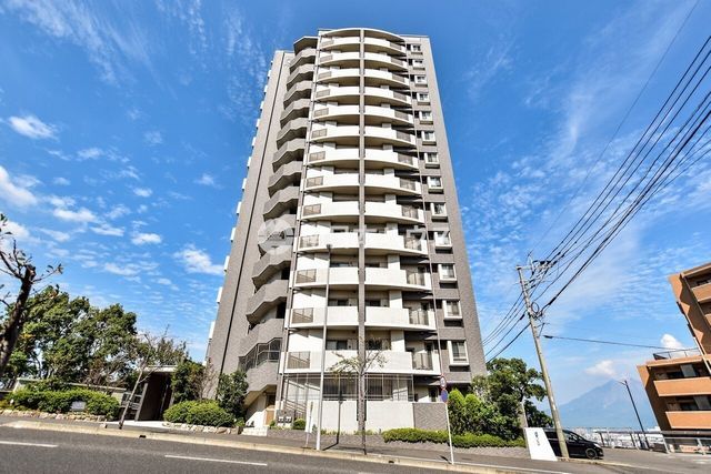 4LDK Apartment in Kagoshima with Balcony and Parking - Thumbnail 2