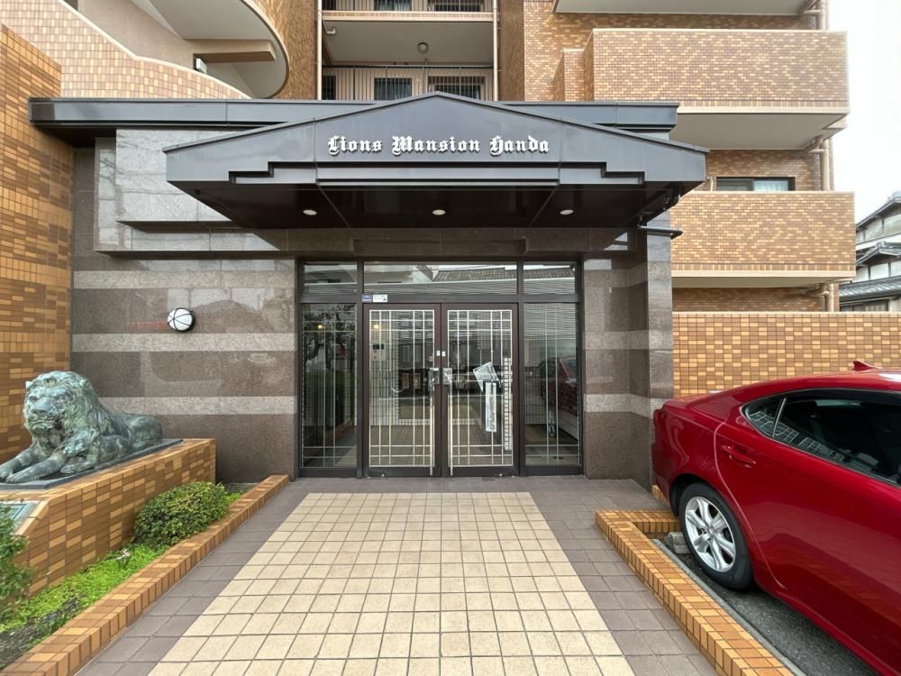 Renovated 3LDK Apartment with Garden near Handa-guchi Station - Image 1