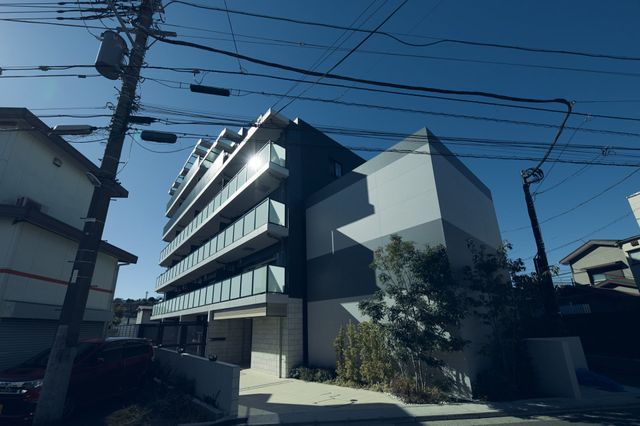 Modern Yokohama Apartment with Flexible Layout Near Nishiya Station - Thumbnail 2