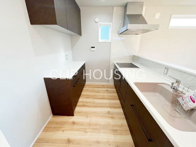 3LDK House in Atsugi with Sloped Ceiling Design - Thumbnail 4