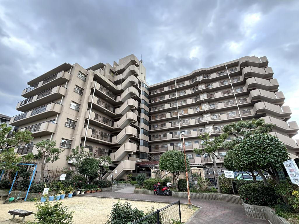 Renovated 3LDK Apartment Near Ayanocho Station, Sakai - Thumbnail 2