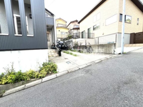 4LDK House in Kashiwa with Solar Panels and 2 Parking Spaces - Thumbnail 2