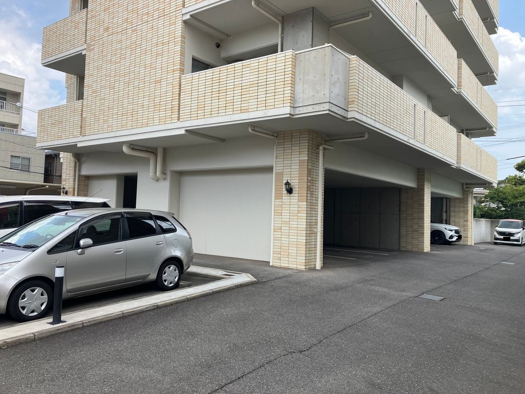 Parsons Rio Yamato-cho 10F 4LDK Condo with City Views - Image 1