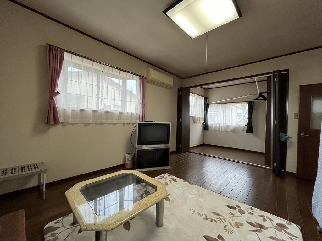 7LDK Corner Lot House with Recent Renovations in Toyama City - Thumbnail 2