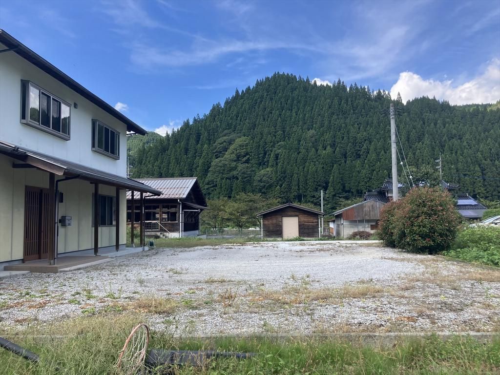 5LDK House for Sale on Large 600m² Lot in Nichinan, Tottori - Thumbnail 2