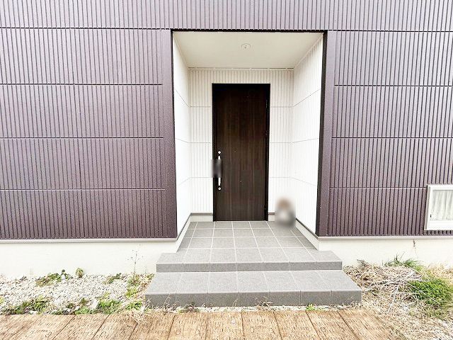 Modern 3LDK House in Nagahama with 4 Car Parks - Thumbnail 2
