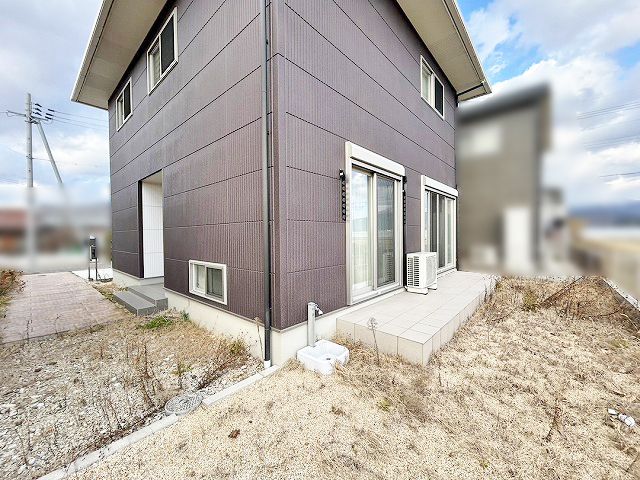 Modern 3LDK House in Nagahama with 4 Car Parks - Thumbnail 3