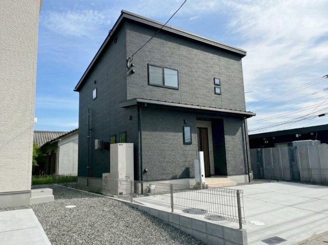 New 5LDK House for Sale in Oita City with Solar Power - Thumbnail 3