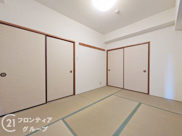 La Courte Sannomiya 2LDK Apartment in Kobe - Thumbnail 4