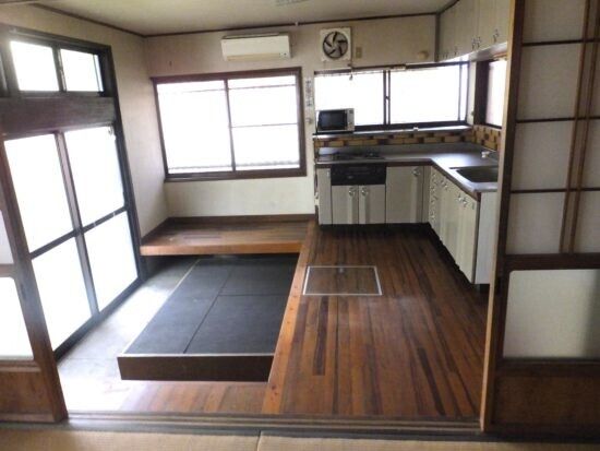1933 Farmhouse Rental in Ebino City with Garden & Shed - Thumbnail 4