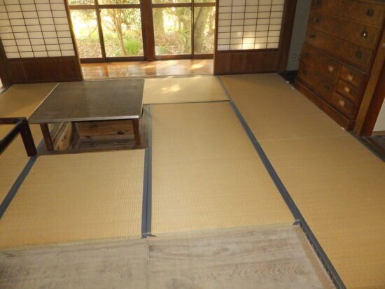 1933 Farmhouse Rental in Ebino City with Garden & Shed - Thumbnail 3
