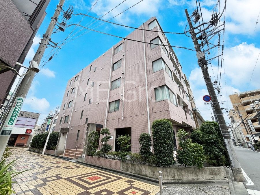 Crest Court Kamifukuoka 2LDK Apartment with Garden | Saitama - Image 1