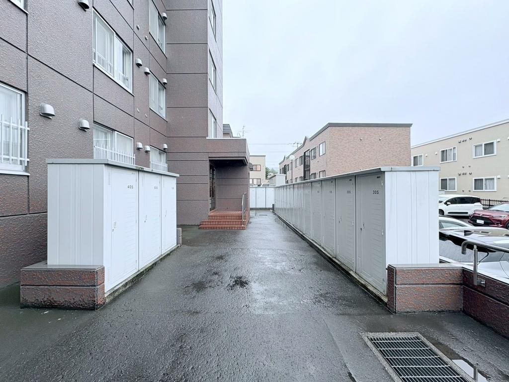 Renovated 4LDK Apartment Near Inazumi Park Station, Sapporo - Thumbnail 3