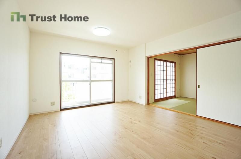Spacious 4LDK Apartment Near Gakuen Toshi Station, Kobe - Thumbnail 3
