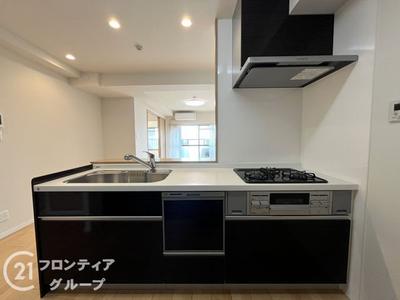 3LDK Apartment in Itami with Recent Renovations — Image 2, Itami, Hyogo