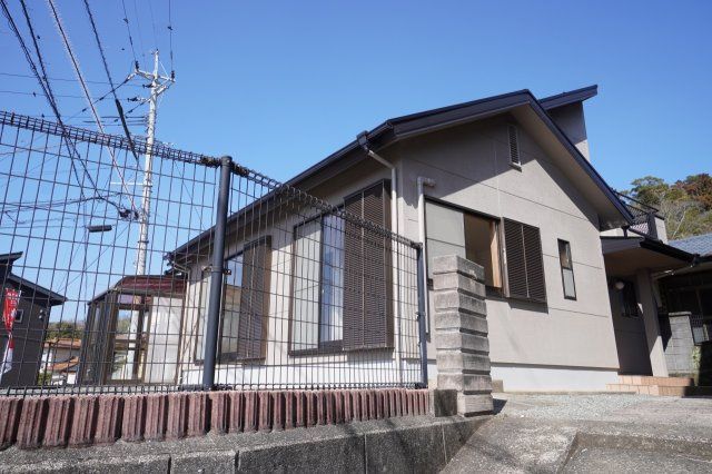 Renovated 5LDK House with Sunroom & 4 Car Parks in Sasebo - Thumbnail 2