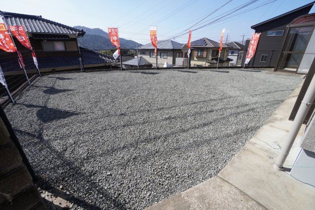 Renovated 5LDK House with Sunroom & 4 Car Parks in Sasebo - Thumbnail 4