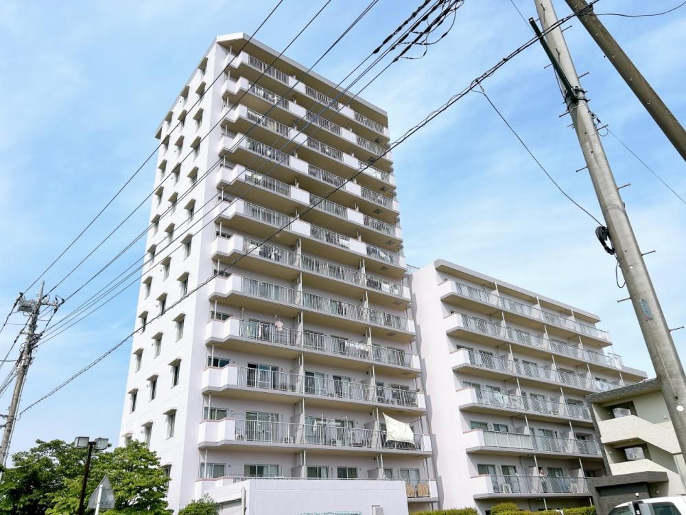 Spacious 3LDK Apartment Near Kuragano Station - Thumbnail 3