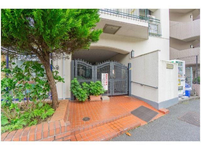 Renovated 2LDK Apartment near Okura-yama Station, Yokohama - Thumbnail 2
