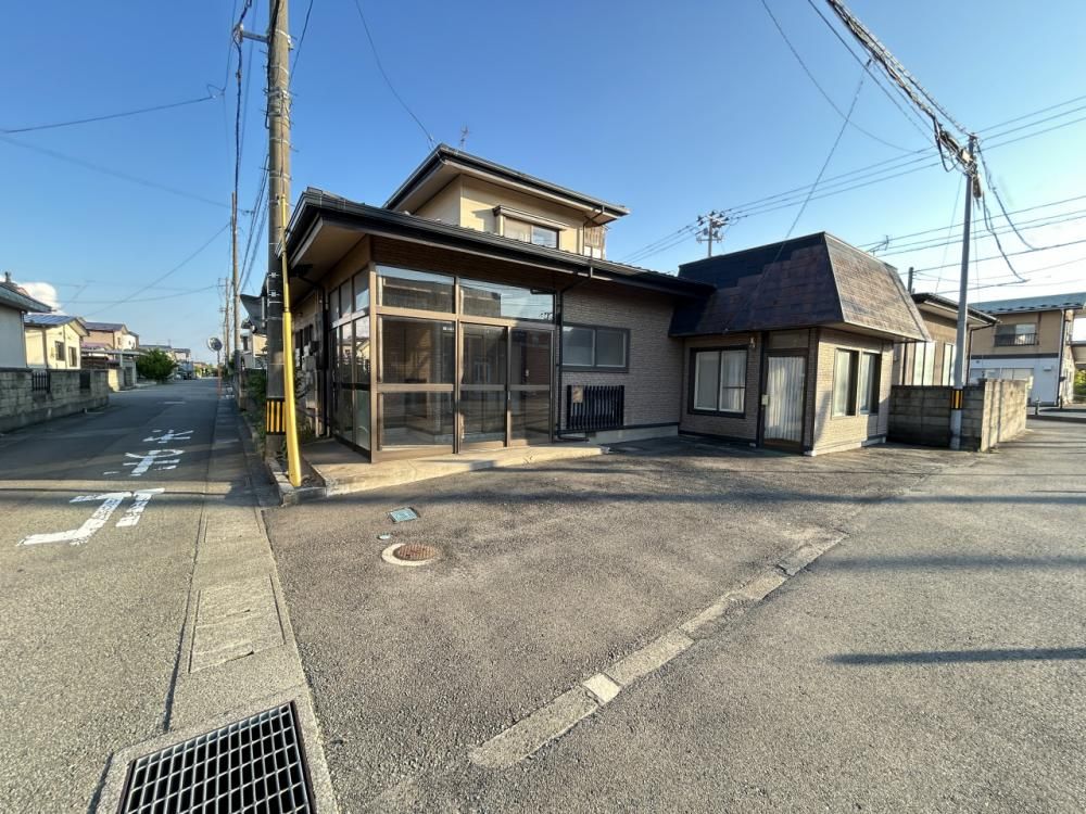 Renovated 4LDK House in Akita's Iijima District with Parking - Image 1