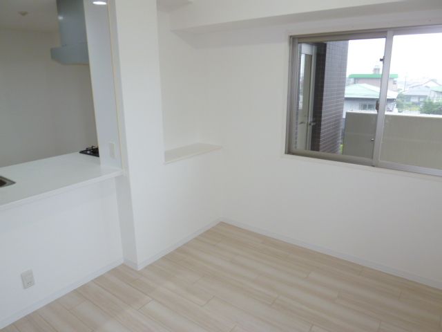 Alpha Smart Aoba Kita II 3LDK Apartment with Parent Rooms in Miyazaki - Thumbnail 4