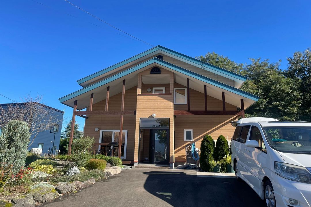 Torinuma Villa: 5-Bedroom Furano Retreat Near Ski & Lake - Thumbnail 2