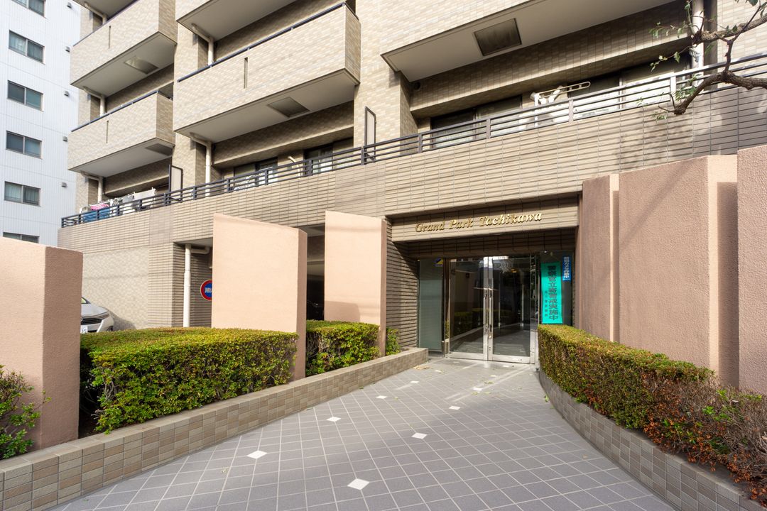 Grand Park Tachikawa 3LDK Renovated Apartment for Sale - Thumbnail 2