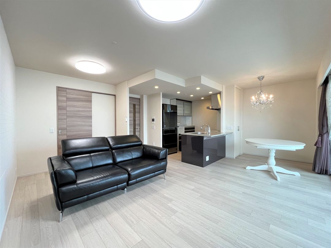 Modern 2LDK Apartment in Takamatsu with Balcony - Thumbnail 2