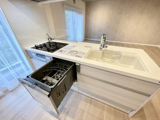 Renovated 2LDK near Nishifuna Station with spacious balcony - Thumbnail 2