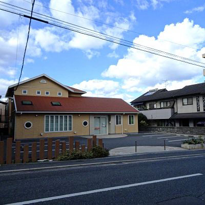 6LDK House in Kitakyushu with Courtyard and Parking - Image 1