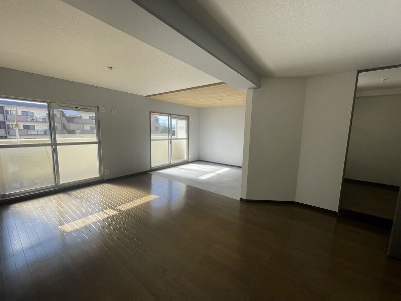 Renovated 1LDK Apartment in Sasaguri with South Balcony - Thumbnail 3