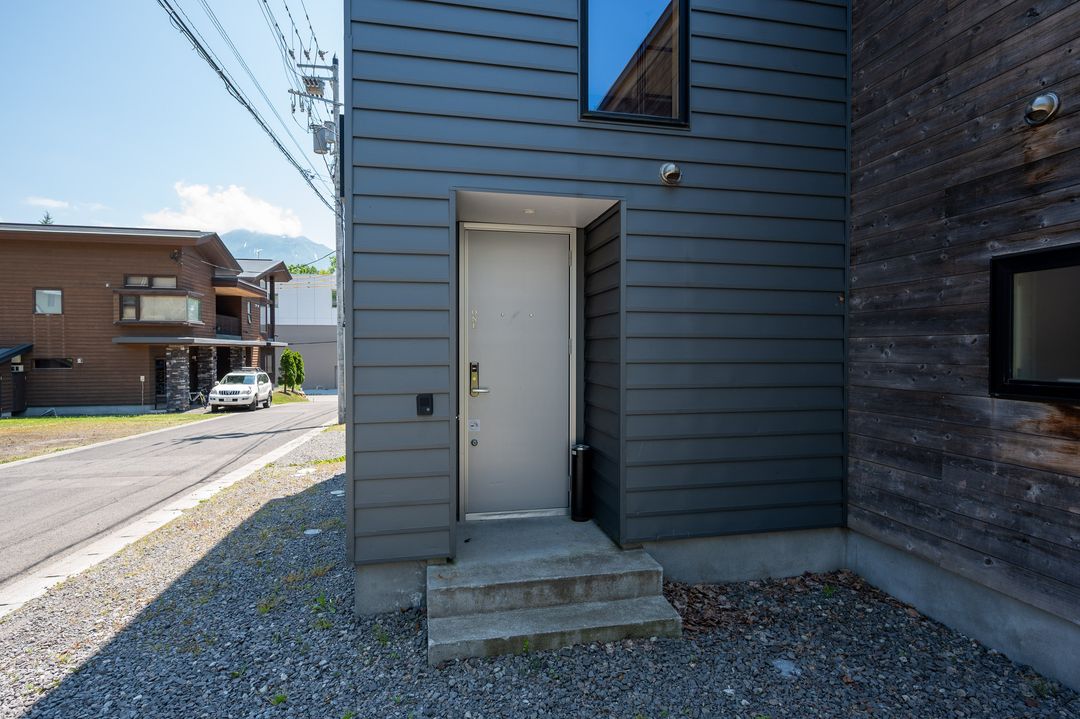 Dual-Key 4-Bedroom Townhouse in Niseko Hirafu's Whiskey Woods - Thumbnail 2