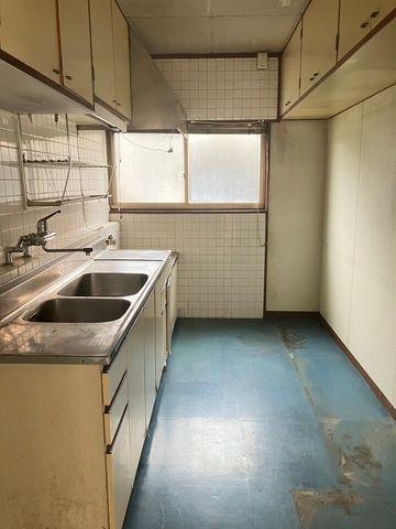 [Homes] Convenient for daily life with banks and stores nearby. Used detached house in Sakuramachi, Kudamatsu City | — Image 1, Kudamatsu, Yamaguchi